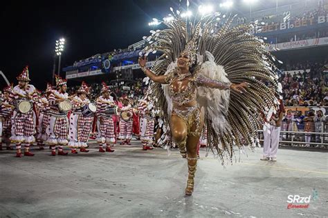 nudez carnaval|Relembre musas que desfilaram praticamente peladas no。